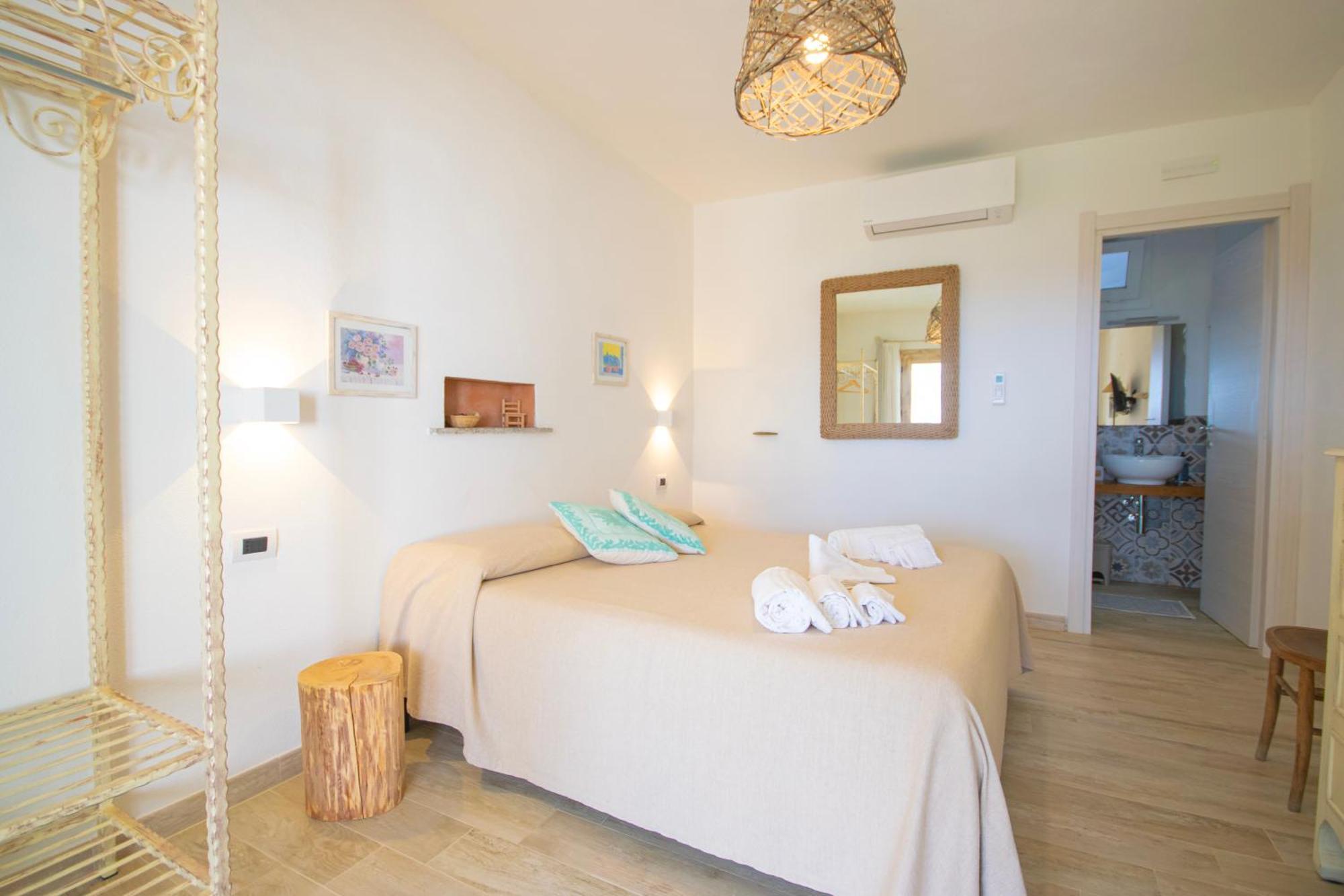 Hotel Essenza Di Mirto La Caletta Pokoj fotografie