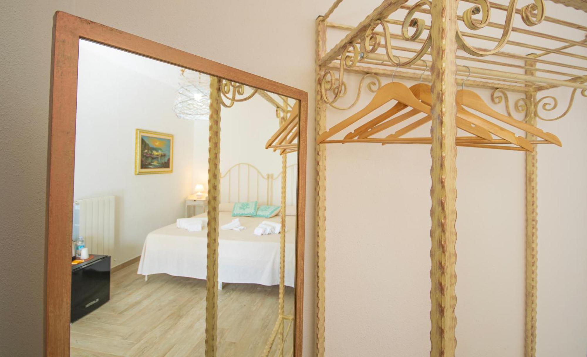 Hotel Essenza Di Mirto La Caletta Pokoj fotografie