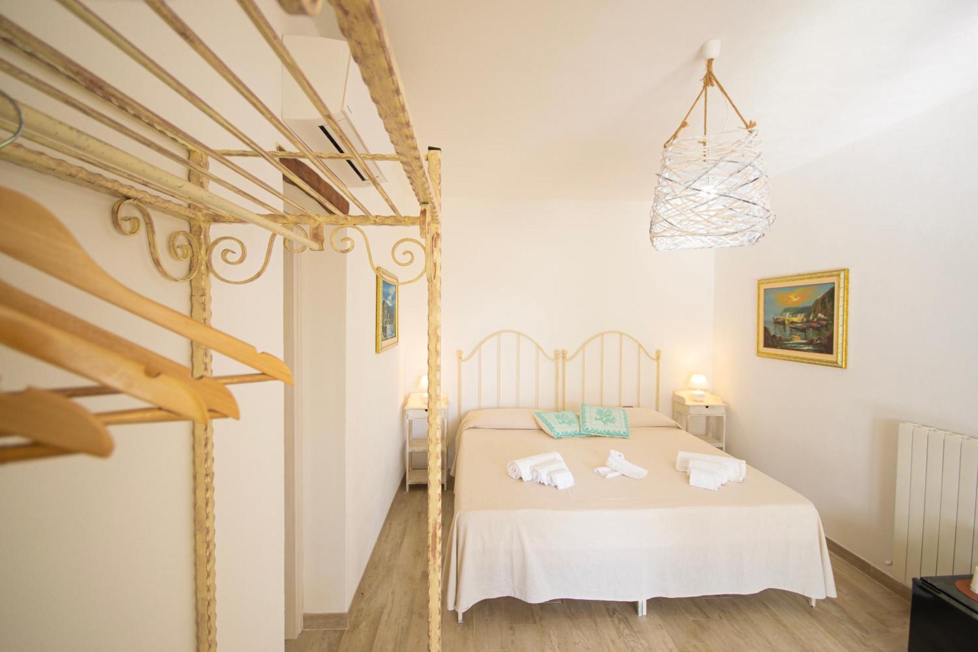 Hotel Essenza Di Mirto La Caletta Pokoj fotografie