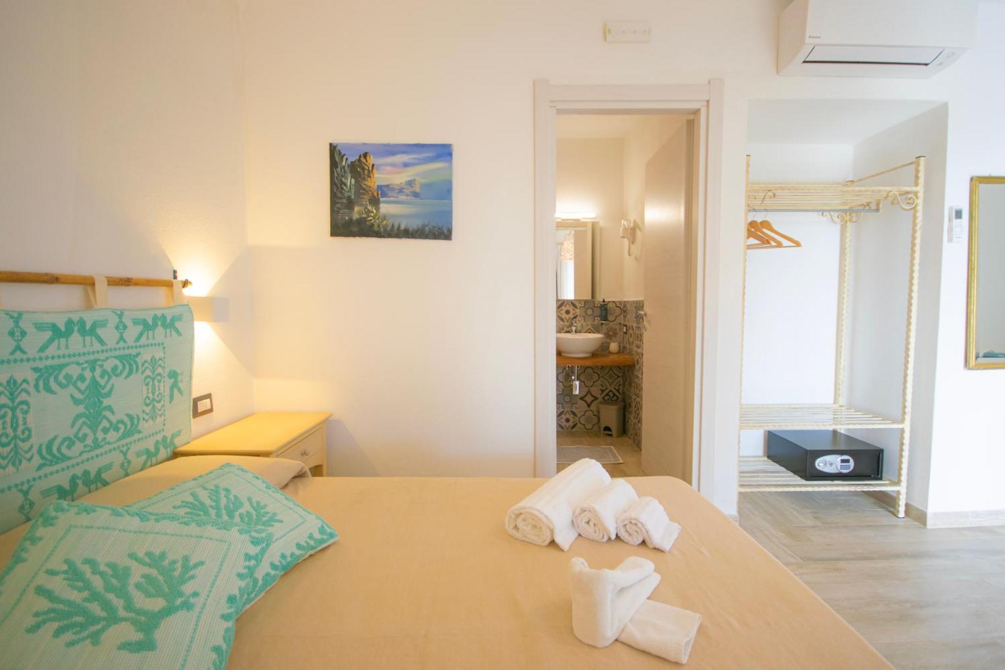 Hotel Essenza Di Mirto La Caletta Pokoj fotografie